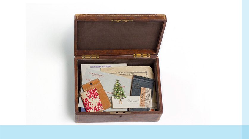 Bild einer hölzernen Kiste mit Erinnerungsstücken